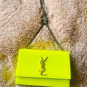 SAINT LAURENT 
Patent Grain de Poudre Small Monogram Kate Satchel Neon Yellow